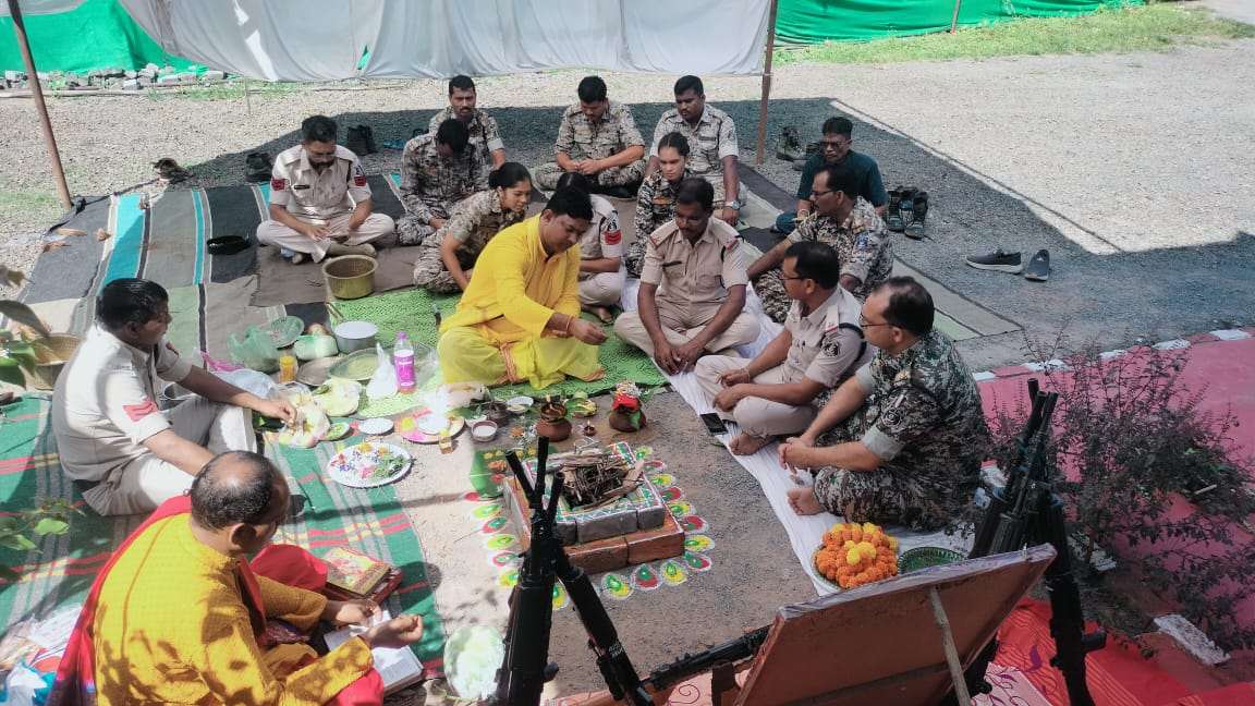 दशहरा पर्व के उपलक्ष्य में कोंडागांव थाना परिसर में हुआ शस्त्र पूजन..