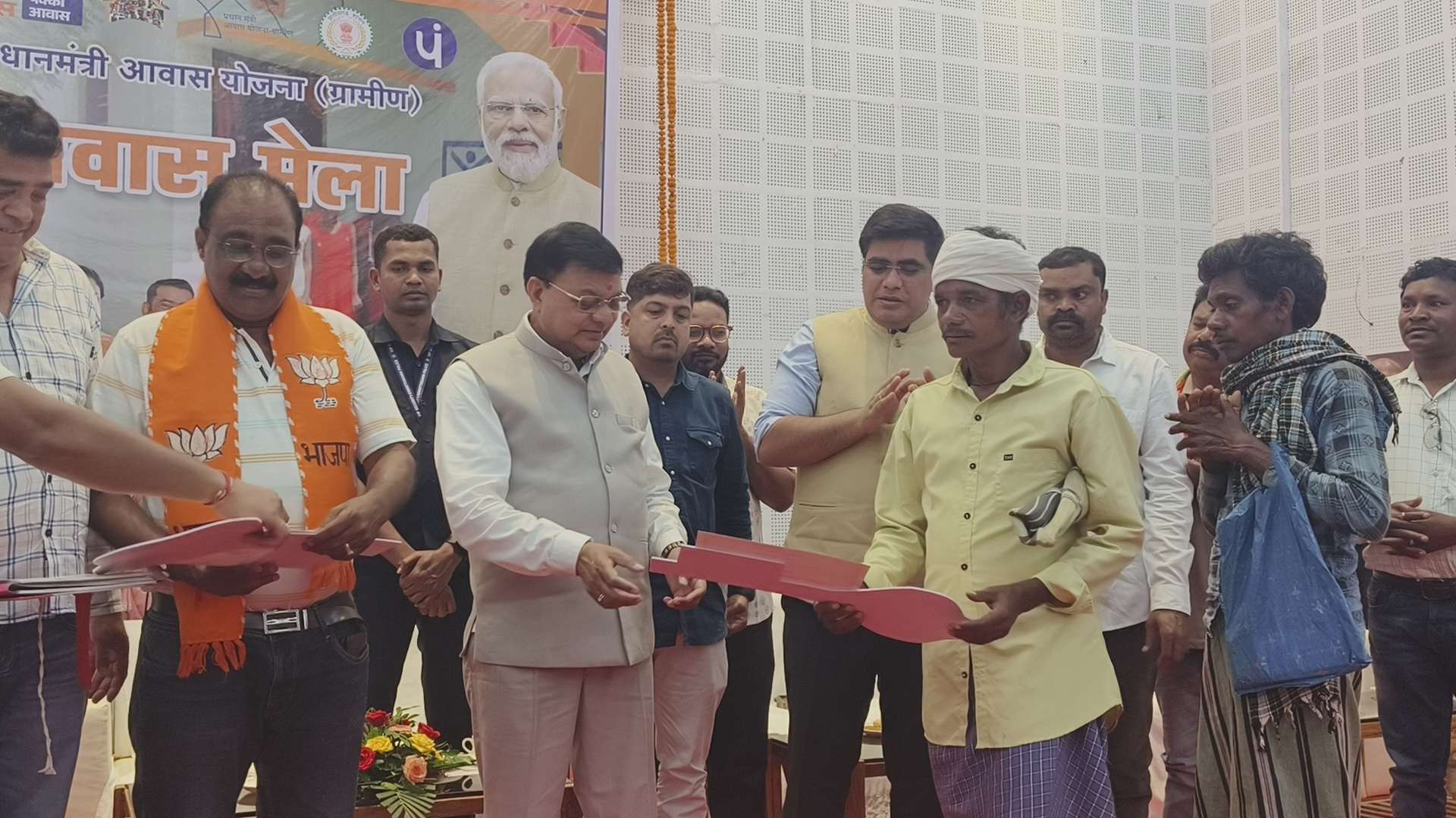 जिले के प्रभारी मंत्री लखन लाल देवांगन ने प्रधानमंत्री आवास हितग्राहियों को सौंपी आवास की चाबी...