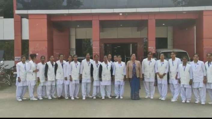 नर्सिंग की छात्राएं व प्रचार्य ने कलेक्टर मिल छात्रावास की सुरक्षा की मांग...