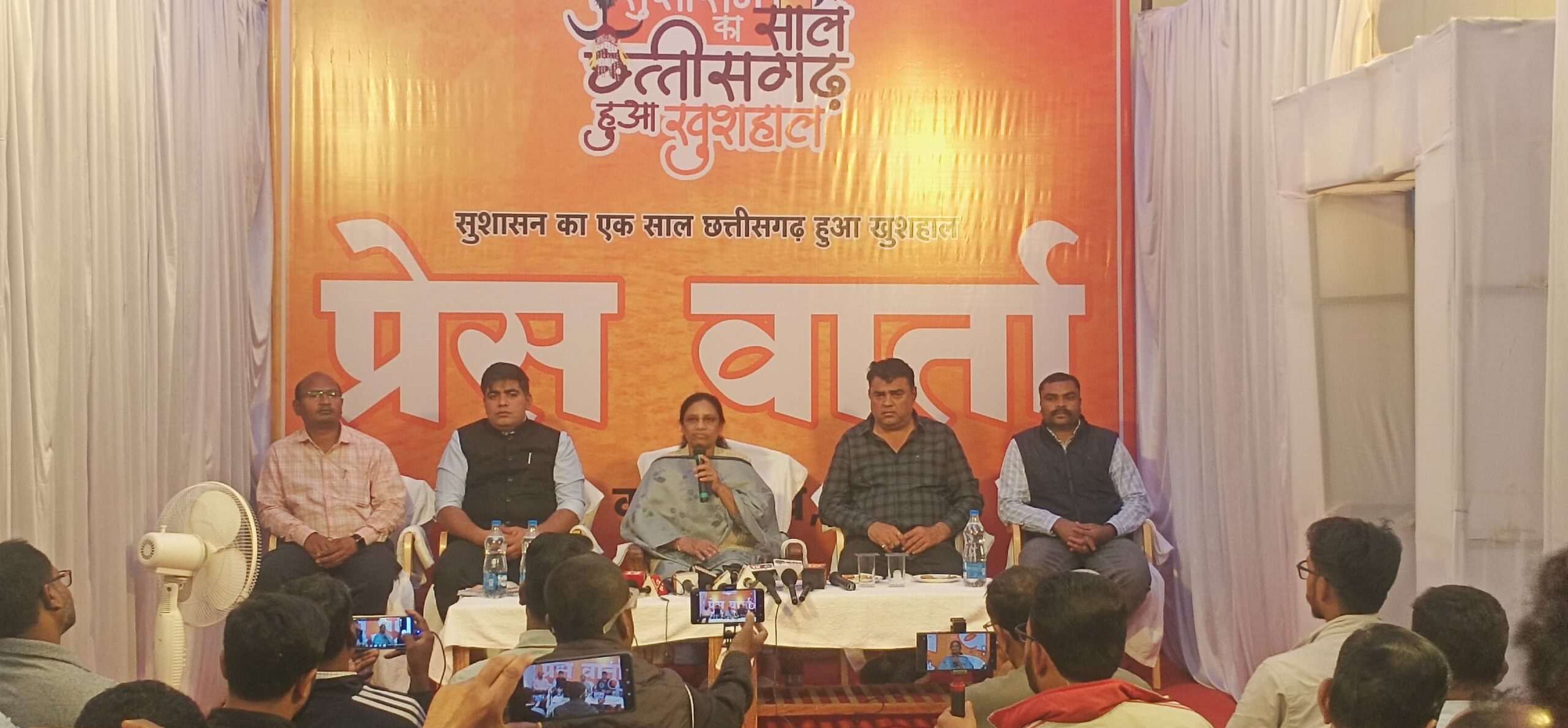 विधायक सुश्री उसेण्डी ने राज्य शासन के एक वर्ष की उपलब्धियों के बारे में बताया...