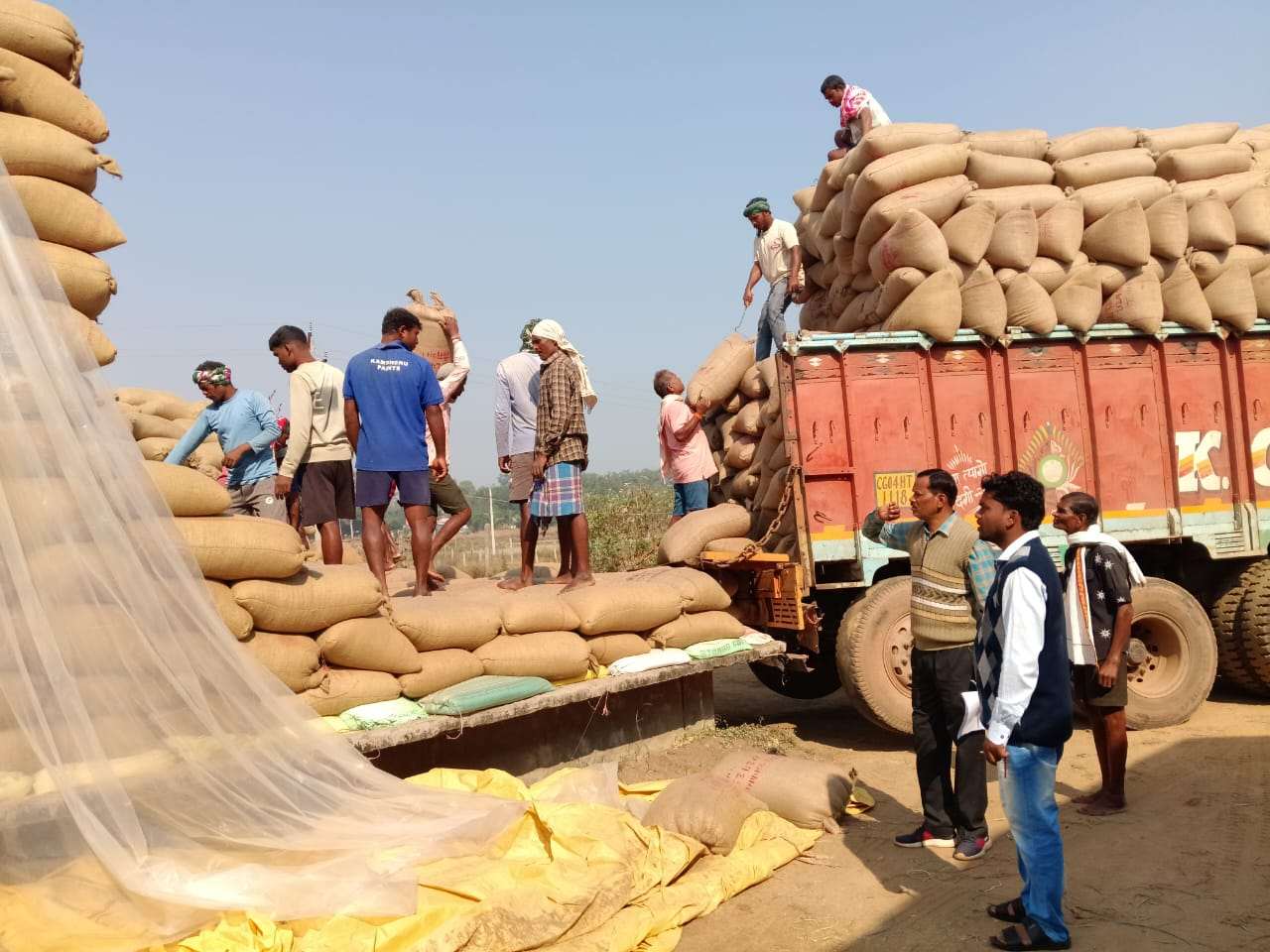 जिले में धान उठाव कार्य जारी, अब तक 12,425 मीट्रिक टन धान का हुआ उठाव