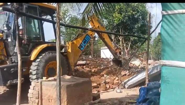 अतिक्रमण पर प्रशासन की कार्यवाही,