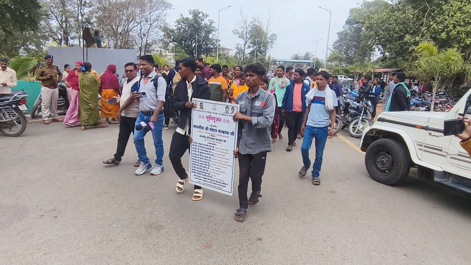 कलेक्टर से शिकायत करने शिलालेख लेकर पहुंचे ग्रामीण ....