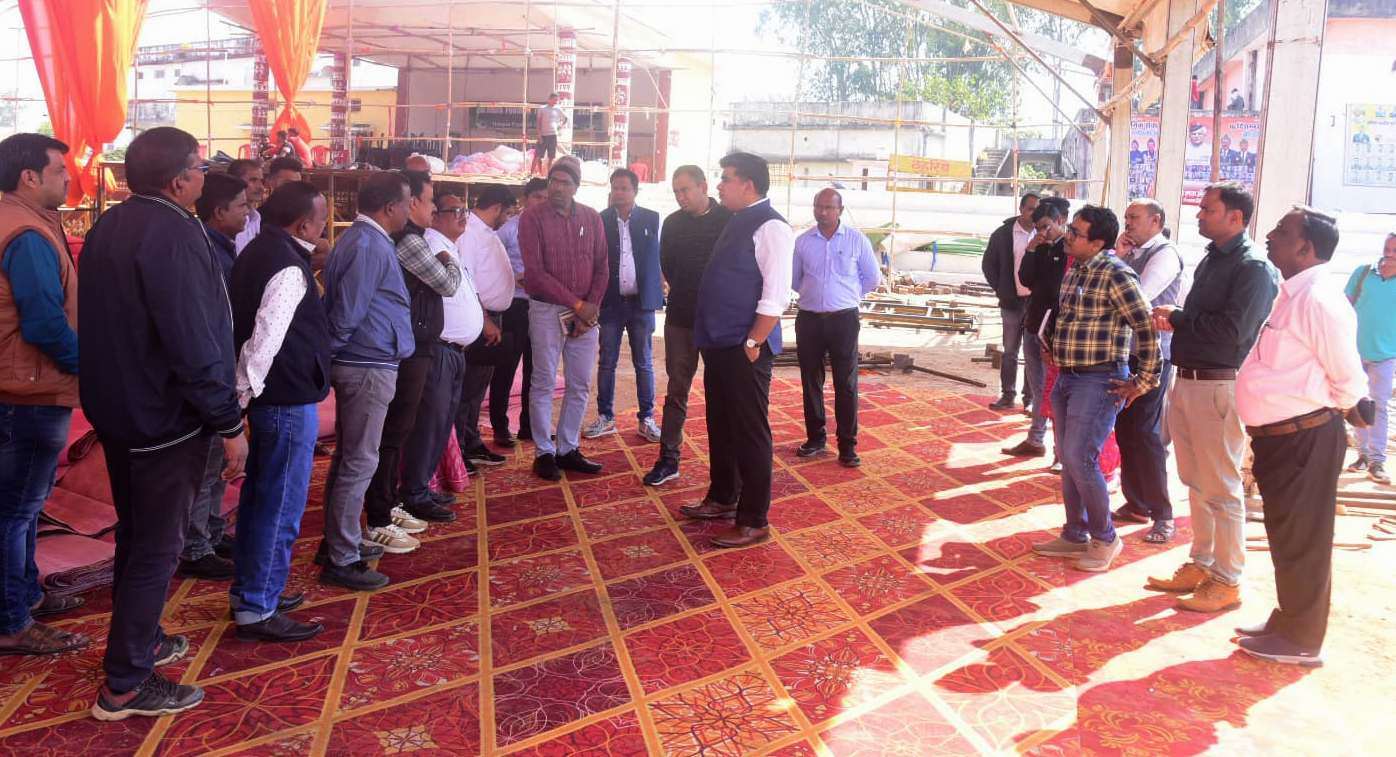 मुख्यमंत्री के प्रस्तावित दौरे को लेकर कलेक्टर ने किया कार्यक्रम स्थल का निरीक्षण