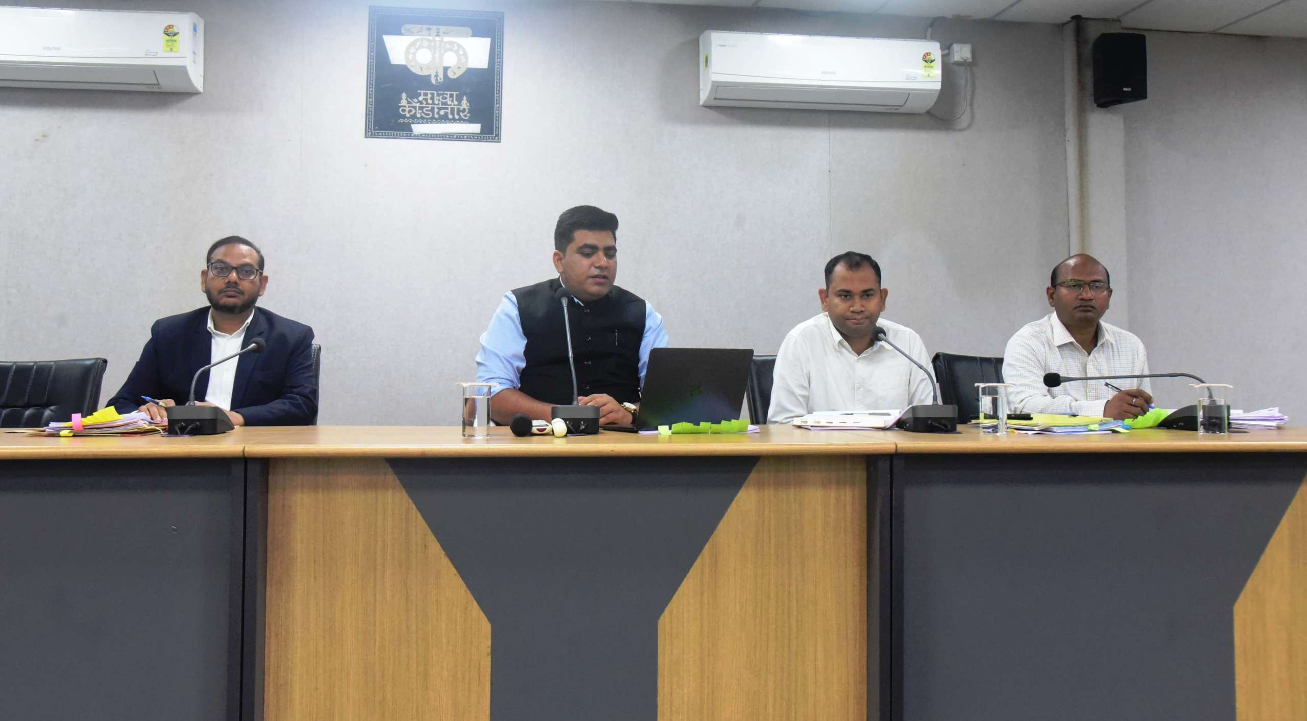 कलेक्टर ने शासकीय योजनाओं के क्रियान्वयन में तेजी लाने दिए निर्देश...