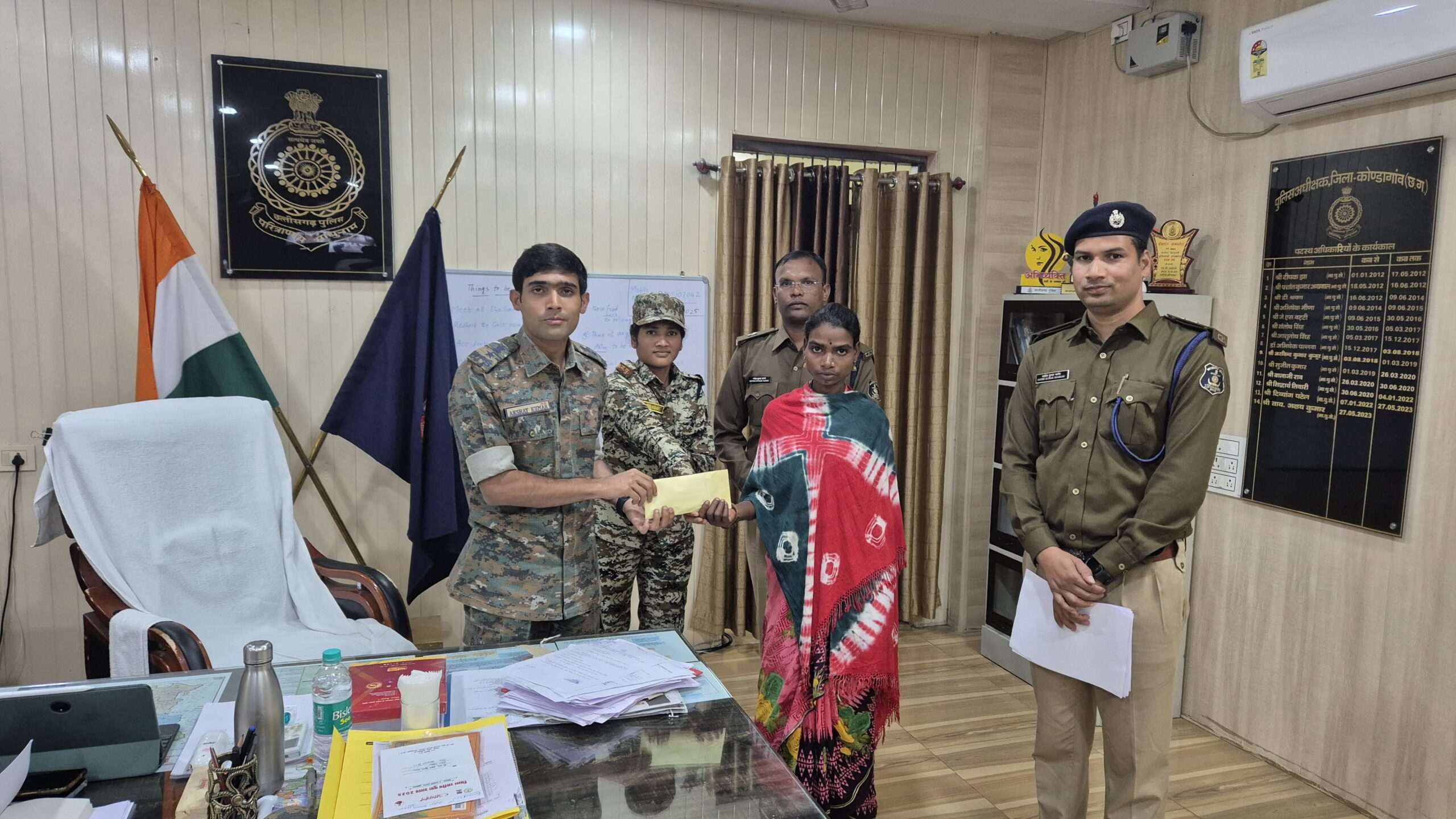1 लाख रुपये की ईनामी महिला नक्सली ने किया पुलिस के सामने आत्मसमर्पण..
