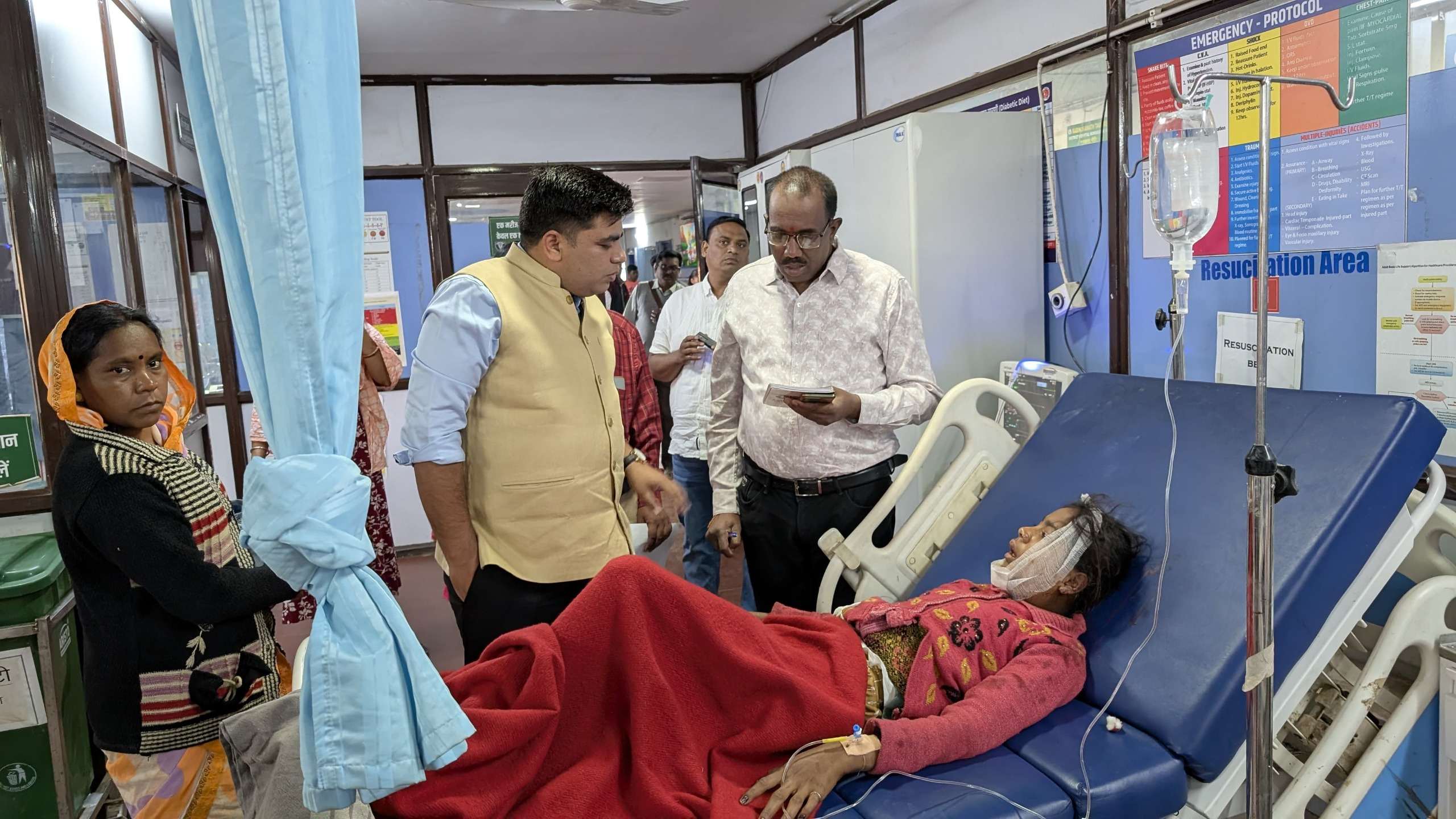 कलेक्टर ने जिला अस्पताल पहुंचकर सड़क दुर्घटना में घायल स्कूली बच्चों का जाना हालचाल बेहतर इलाज के लिए दिए निर्देश