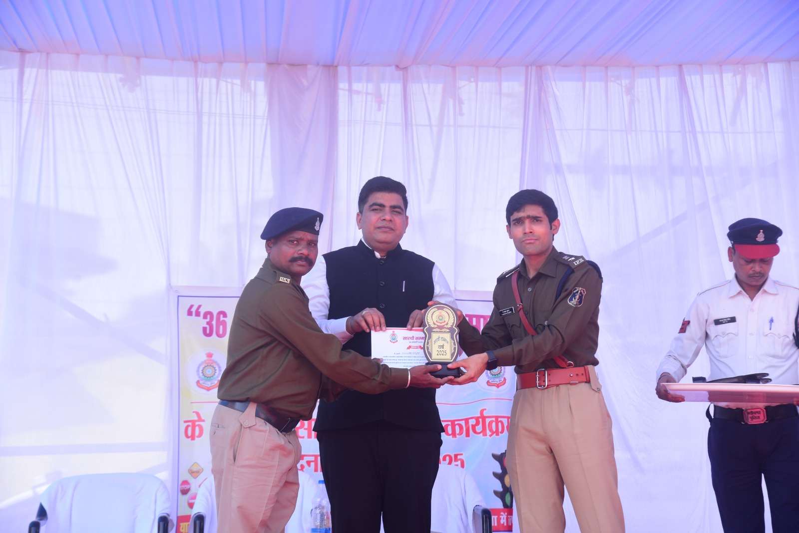 कलेक्टर एवं एसपी ने उत्कृष्ट कार्य करने वाले वाहन चालकों को किया सम्मानित