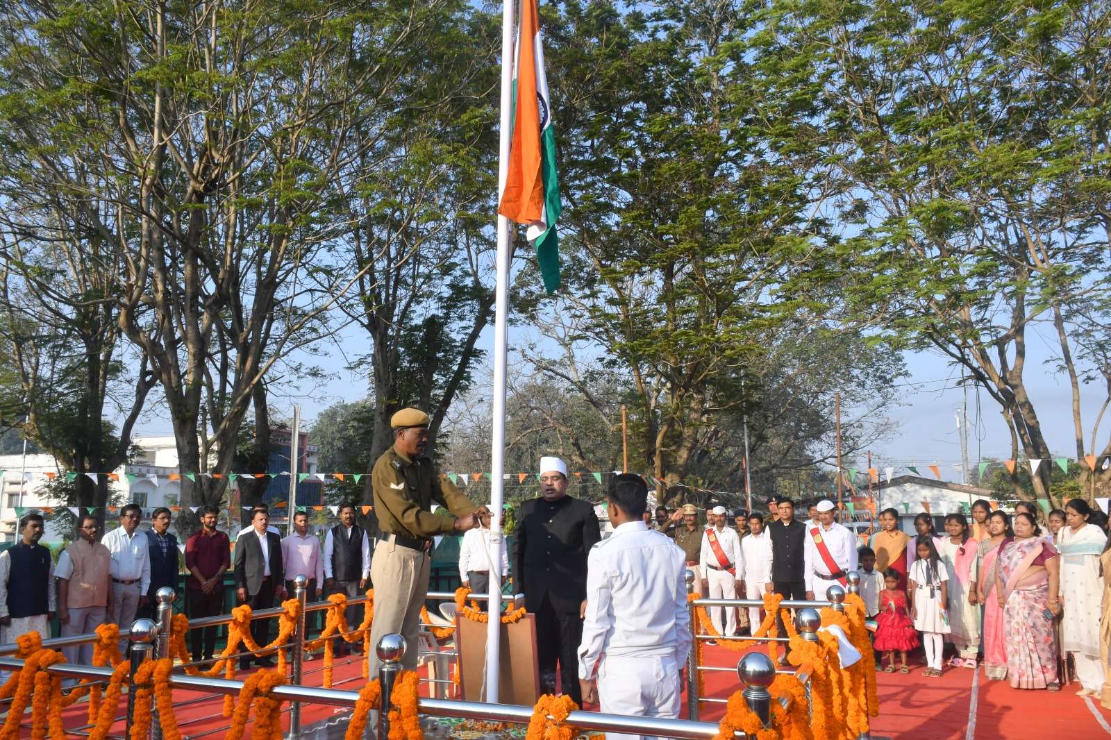 कलेक्टर कुणाल दुदावत ने कलेक्टोरेट परिसर में फहराया झंडा