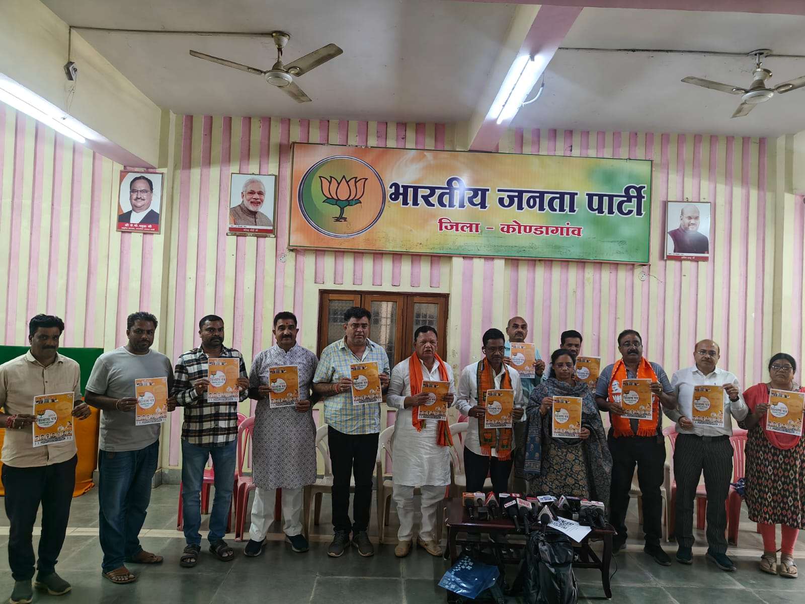 भाजपा ने संकल्प पत्र के साथ कोण्डागांव के 22 वार्डों के लिए 22 वचनों का घोषण पत्र जारी...