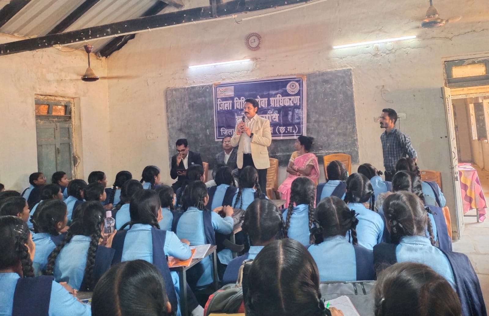 विधिक साक्षरता शिविर का आयोजन कर छात्राओं को दी कानूनी जानकारी...