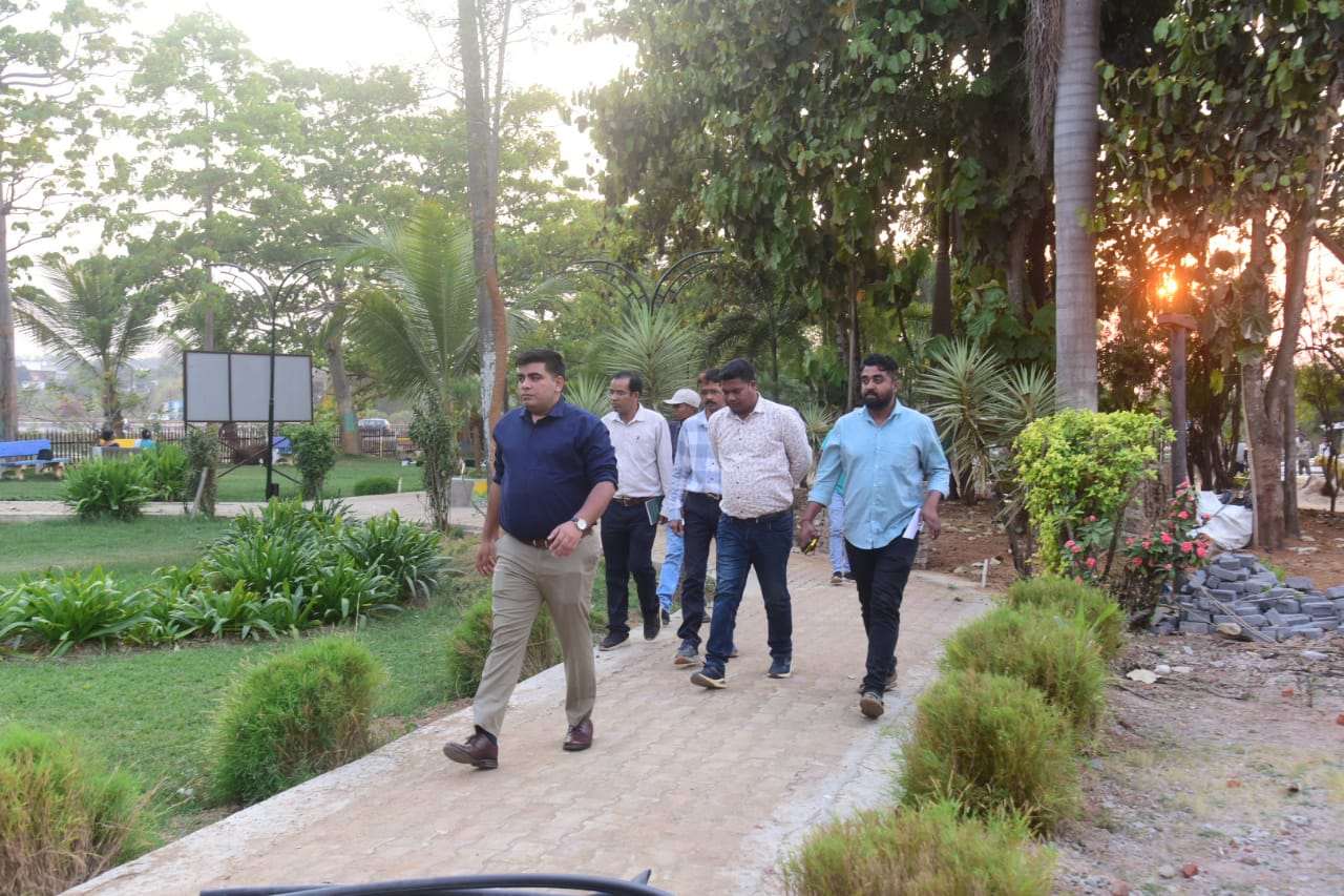 कलेक्टर ने बंधा तालाब उद्यान के सौंदर्यीकरण कार्यों का लिया जायजा...
