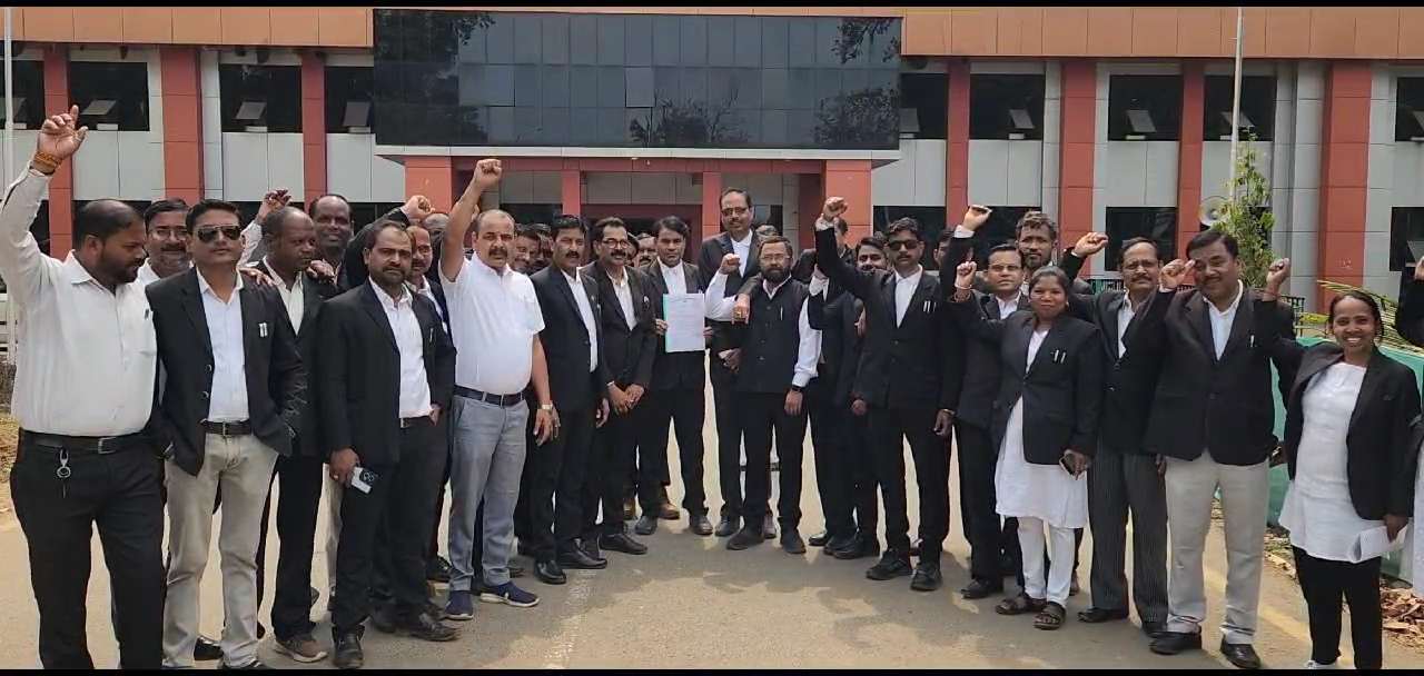 अधिवक्ता संशोधन अधिनियम के विरोध में वकीलों ने राष्ट्रपति के नाम सौंपा ज्ञापन...