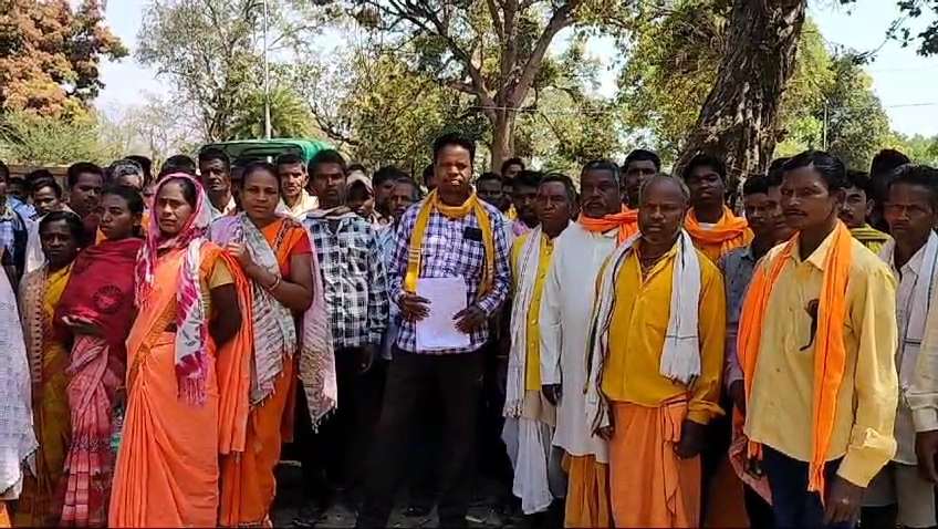 ग्रामीणों का आरोप, मृत व्यक्ति के नाम से कराया गया मतदान...