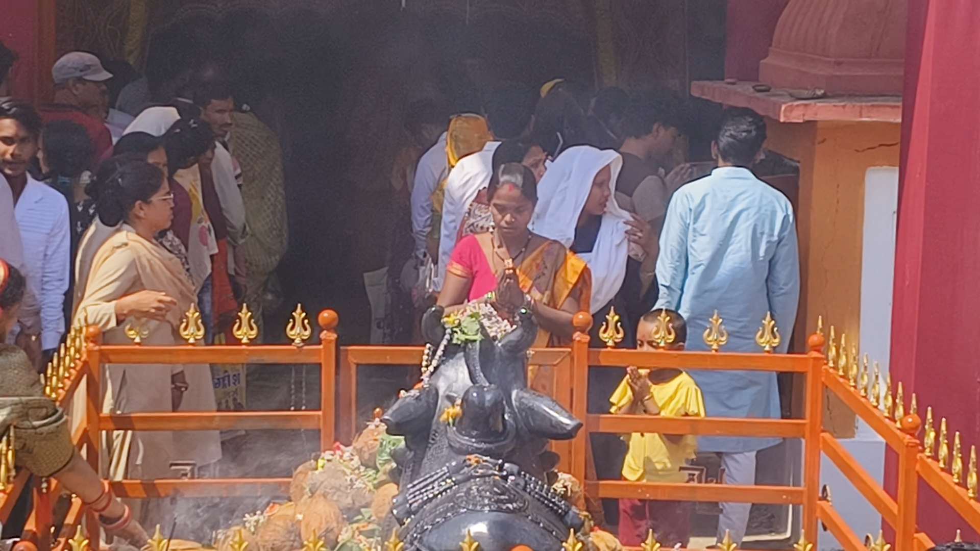 महाशिवरात्रि पर शिवालयों  में लगी भक्तों की कतार..