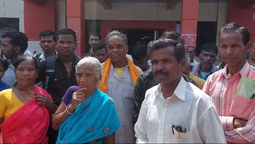 किसानों ने किया कलेक्ट्रेट का घेराव, पैसे नहीं मिलने से नाराज थे किसान...