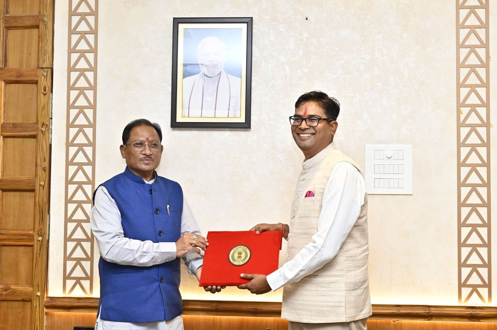 छत्तीसगढ़ में पहली बार हस्तलिखित बजट पेश, वित्त मंत्री ओपी चौधरी ने किए हस्ताक्षर...