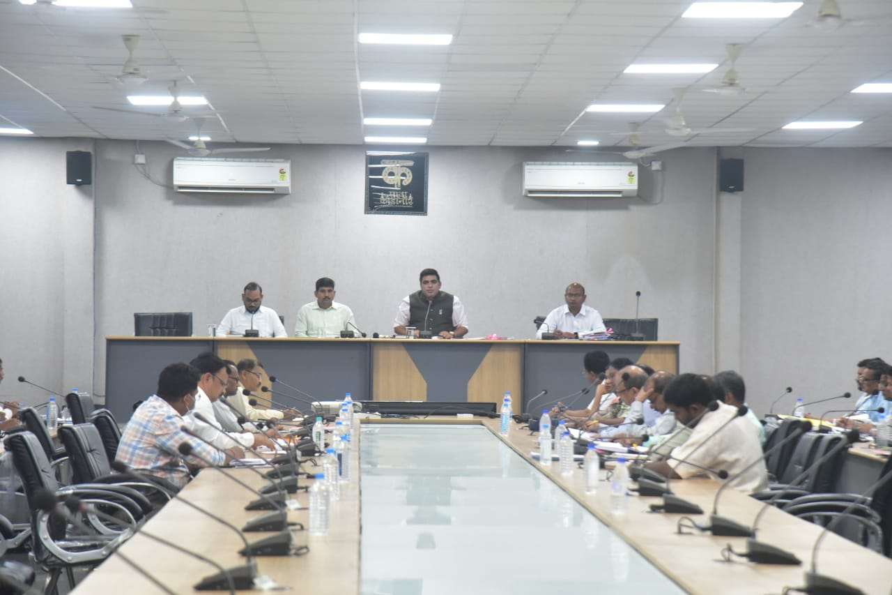 सभी अधिकारी-कर्मचारी कार्यालयीन समय में उपस्थिति सुनिश्चित करें-कलेक्टर..