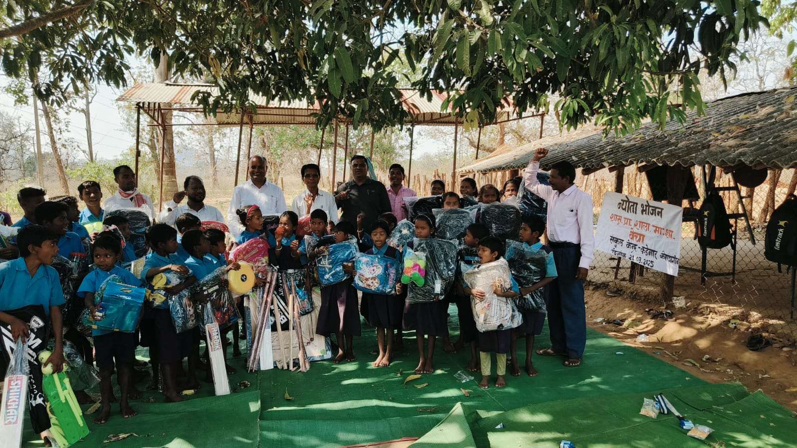 जिला प्रशासन ने खेल सामग्री, जूते और स्कूल बैग किए वितरित...
