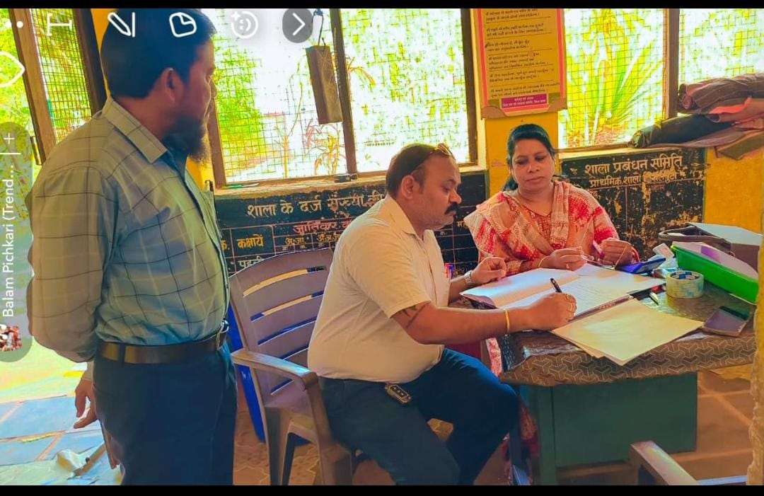 एक समय दो स्थानों पर ड्यूटी तैनात हैं एक ही शिक्षक..