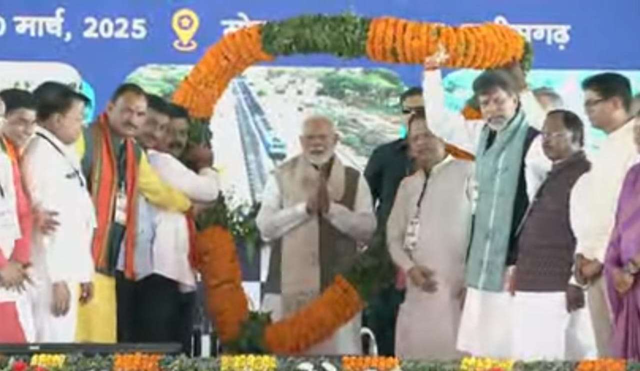 प्रधानमंत्री नरेंद्र मोदी का मुख्यमंत्री साय सहित अन्य मंत्रियों ने किया भव्य स्वागत…