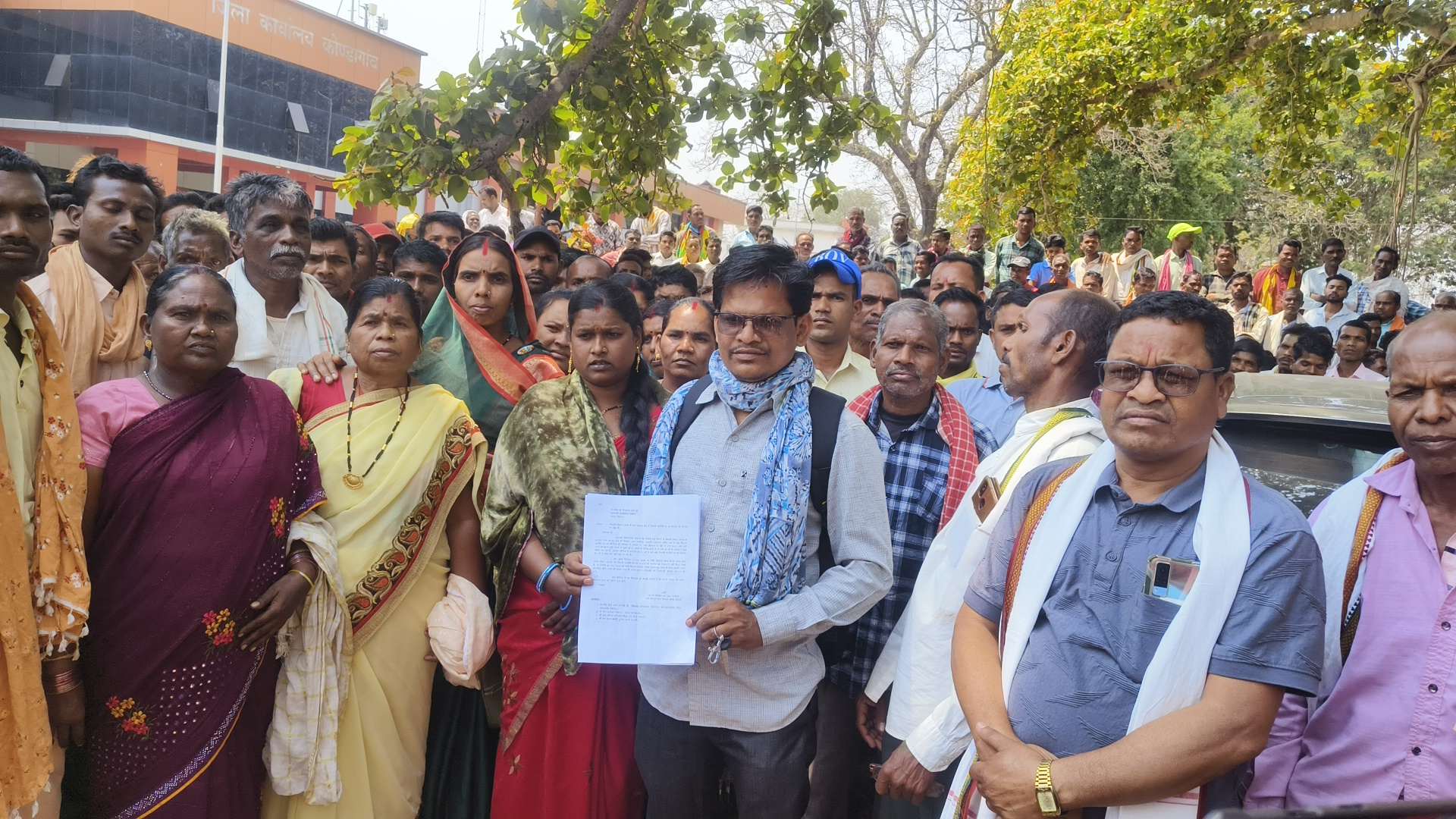लो वोल्टेज से किसान परेशान, कलेक्टर कार्यालय का किया घेराव...
