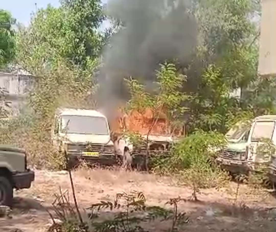 आगजनी की चपेट में आई CMHO कार्यालय परिसर में खड़ी वाहाने