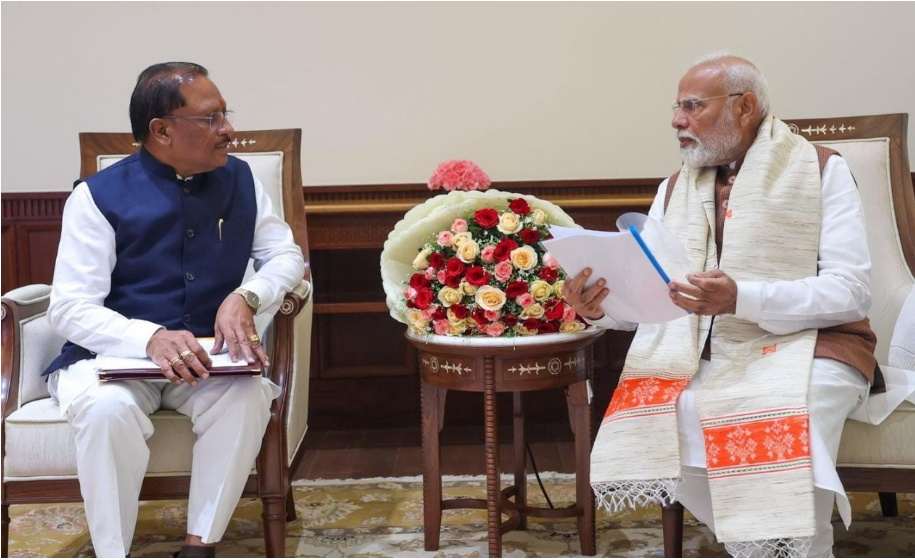 मुख्यमंत्री विष्णुदेव साय ने प्रधानमंत्री को सौंपा बस्तर के विकास का रोडमैप..
