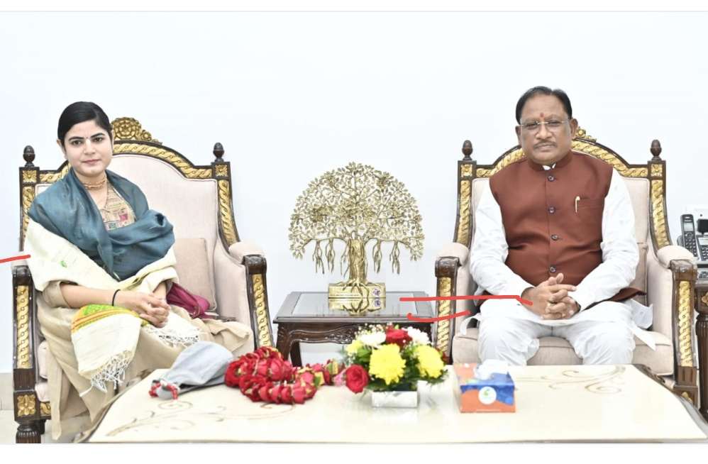 मुख्यमंत्री विष्णु देव साय से प्रसिद्ध कथावाचक देवी चित्रलेखा की सौजन्य भेंट..