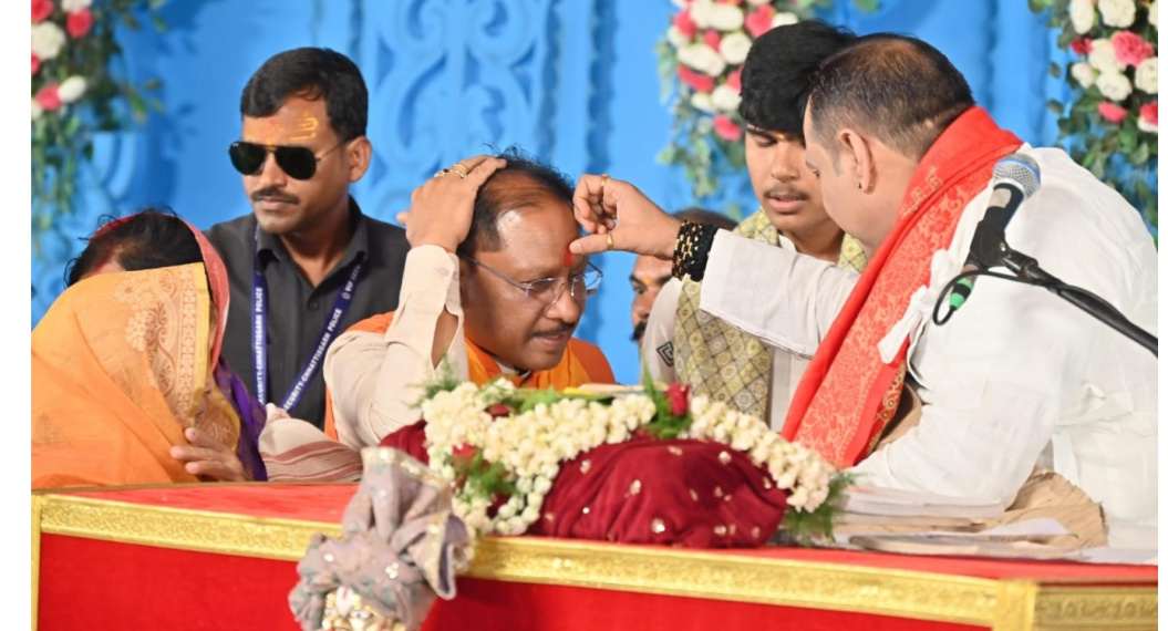मुख्यमंत्री विष्णुदेव साय सपरिवार पहुंचे शिव महापुराण कथा वाचन सुनने...