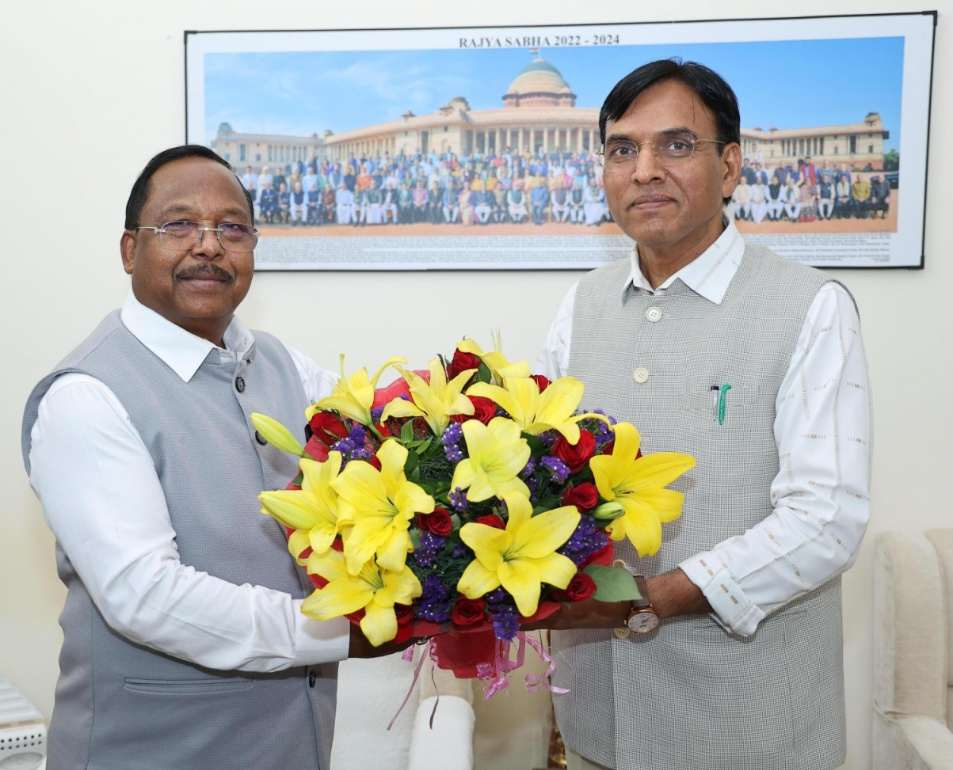 आदिम जाति विकास मंत्री रामविचार नेताम ने केन्द्रीय श्रम एवं रोजगार मंत्री मनसुख मंडाविया से की मुलाकात...
