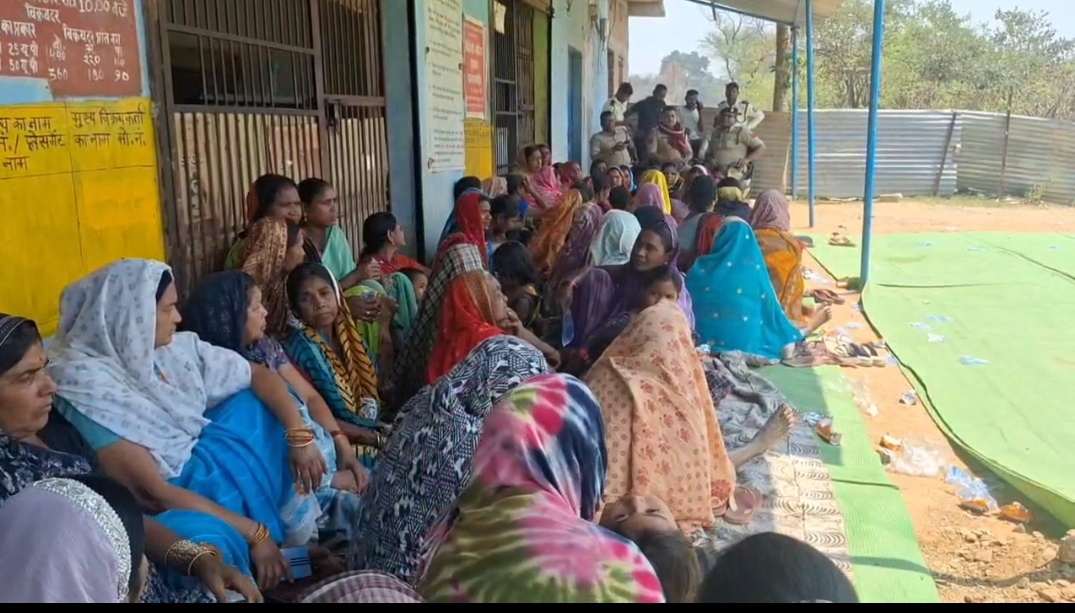 शराब दुकान के खिलाफ  विरोध प्रदर्शन, महिलाओं ने की शराब दुकान में तालाबंदी...