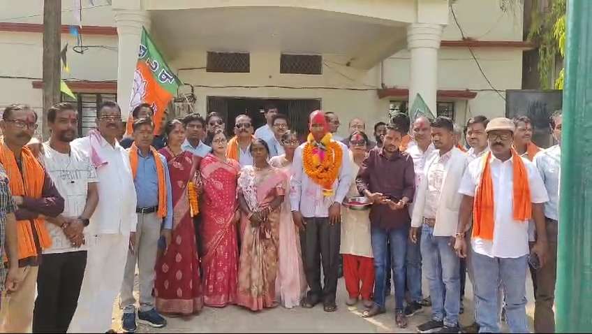 टॉस जीत कर मूलचंद पाण्डे फरसगांव नगर पंचायत उपाध्यक्ष बने..