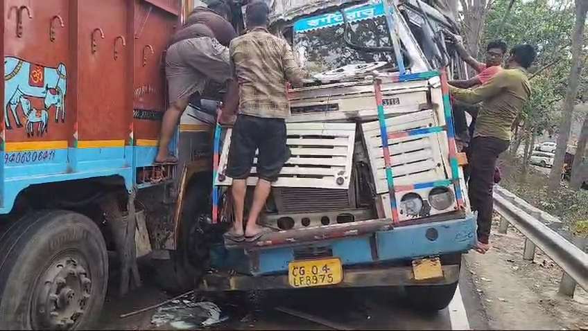 आमने-सामने टक्कर में ट्रक के बीच फंसा चालक..