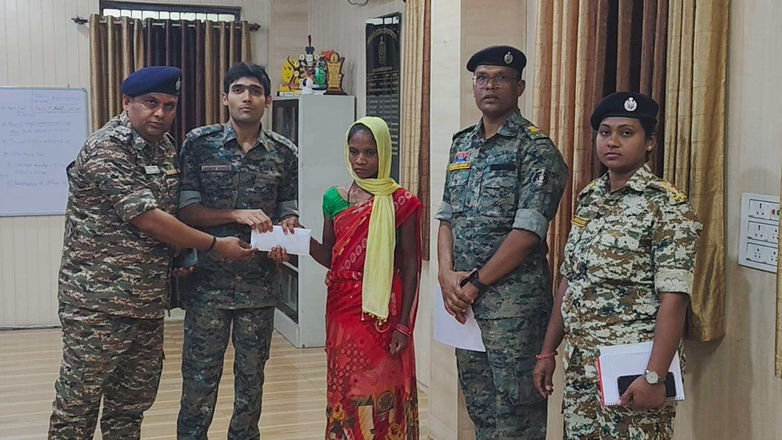 एक लाख की इनामी महिला नक्सली ने किया आत्मसमर्पण..