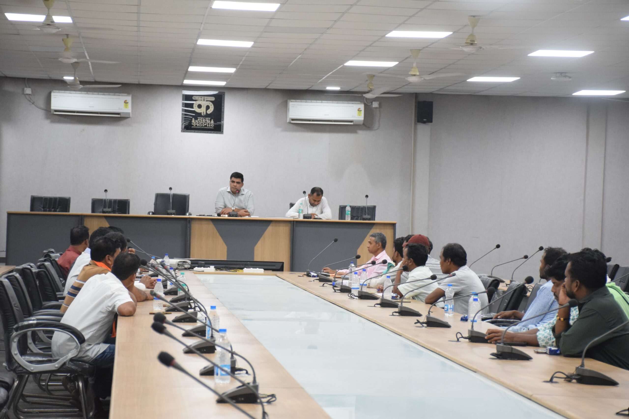 स्थानीय उत्पादों को वैश्विक बाजार दिलाने कलेक्टर ने की चर्चा..