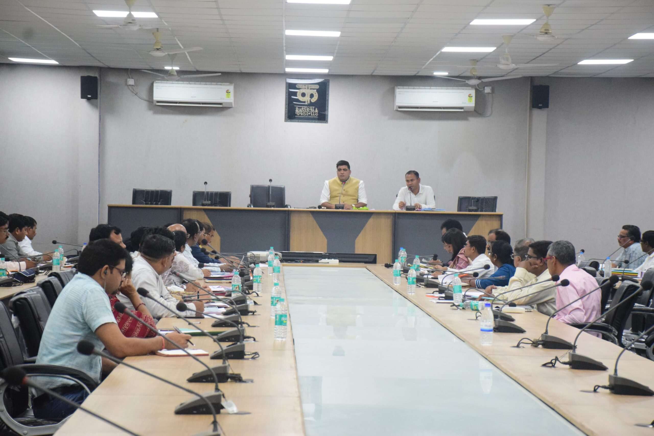 सुशासन तिहार के आवेदनों का प्राथमिकता से निराकरण करने कलेक्टर ने दिए निर्देश...
