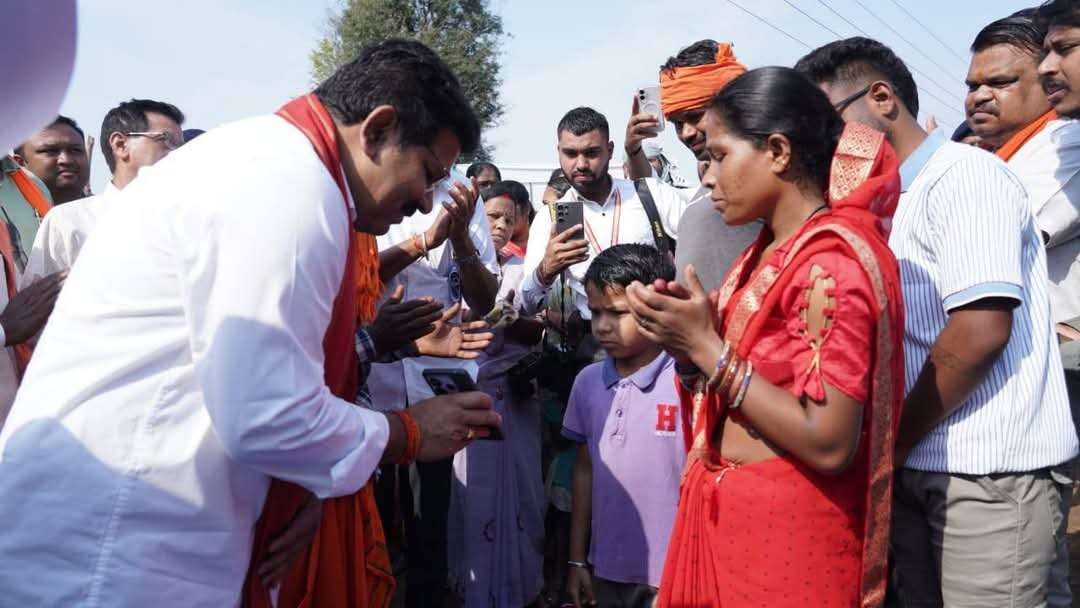 उपमुख्यमंत्री शर्मा बस्तर जिले के ग्राम शासन कचौरा और हलबा कचौरा में स्वयं हितग्राहियों के घर पहुँचकर किया सर्वे..