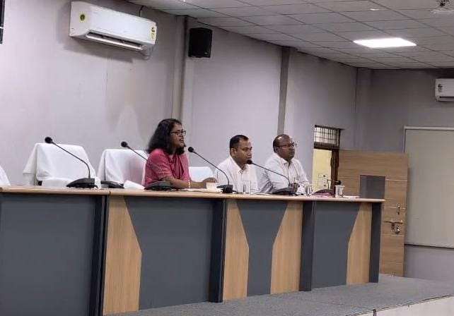 नवपदस्थ कलेक्टर ने बैठक लेकर जिले की विभिन्न विकास कार्यो की ली जानकारी...