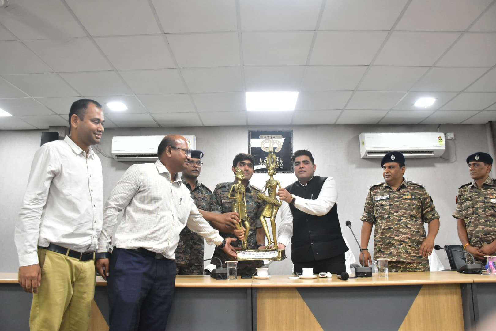 निवर्तमान कलेक्टर कुणाल दुदावत को दी गई भावपूर्ण विदाई
