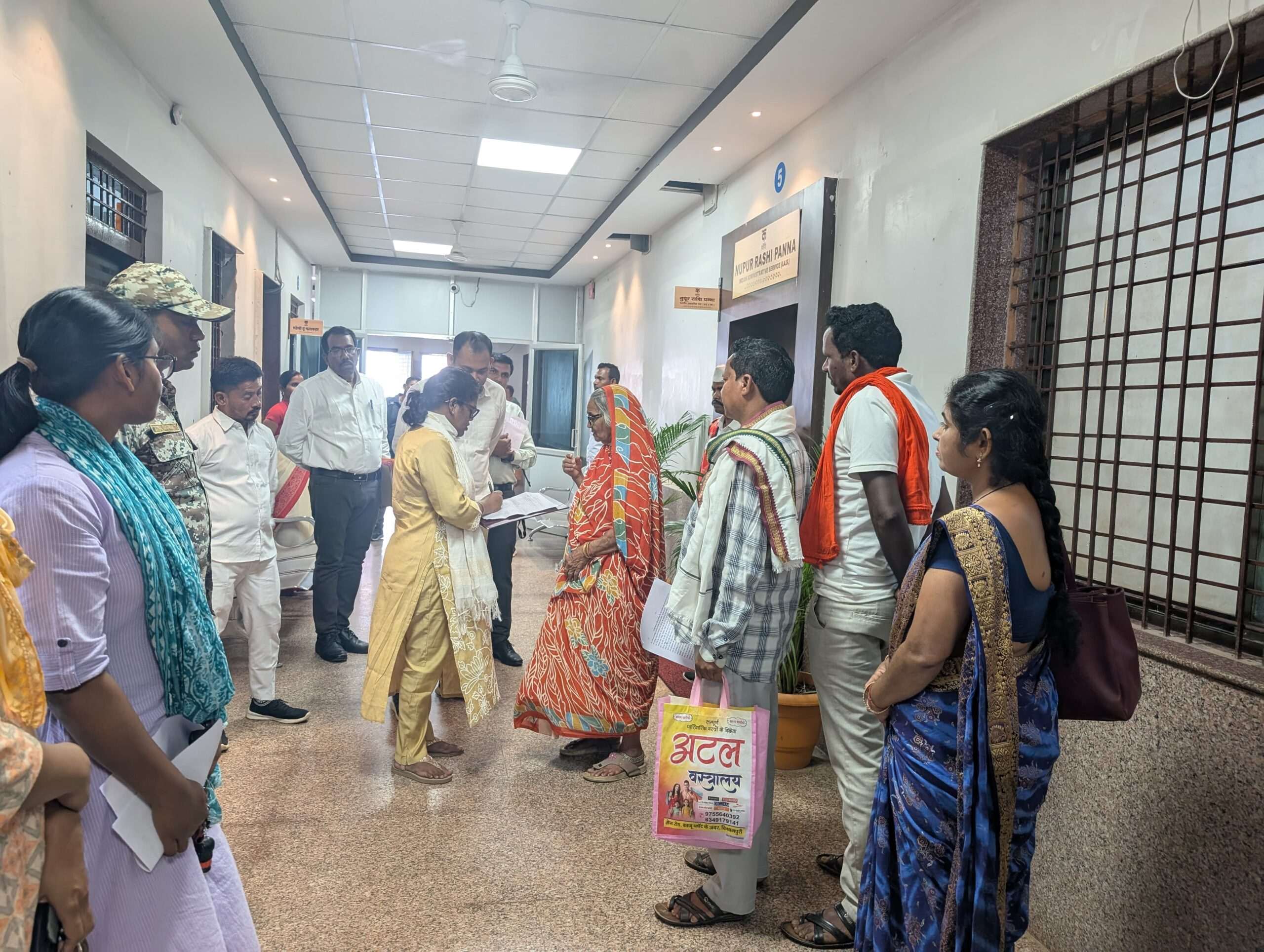 कलेक्टर श्रीमती पन्ना ने सुनी आमजनों की समस्याएं