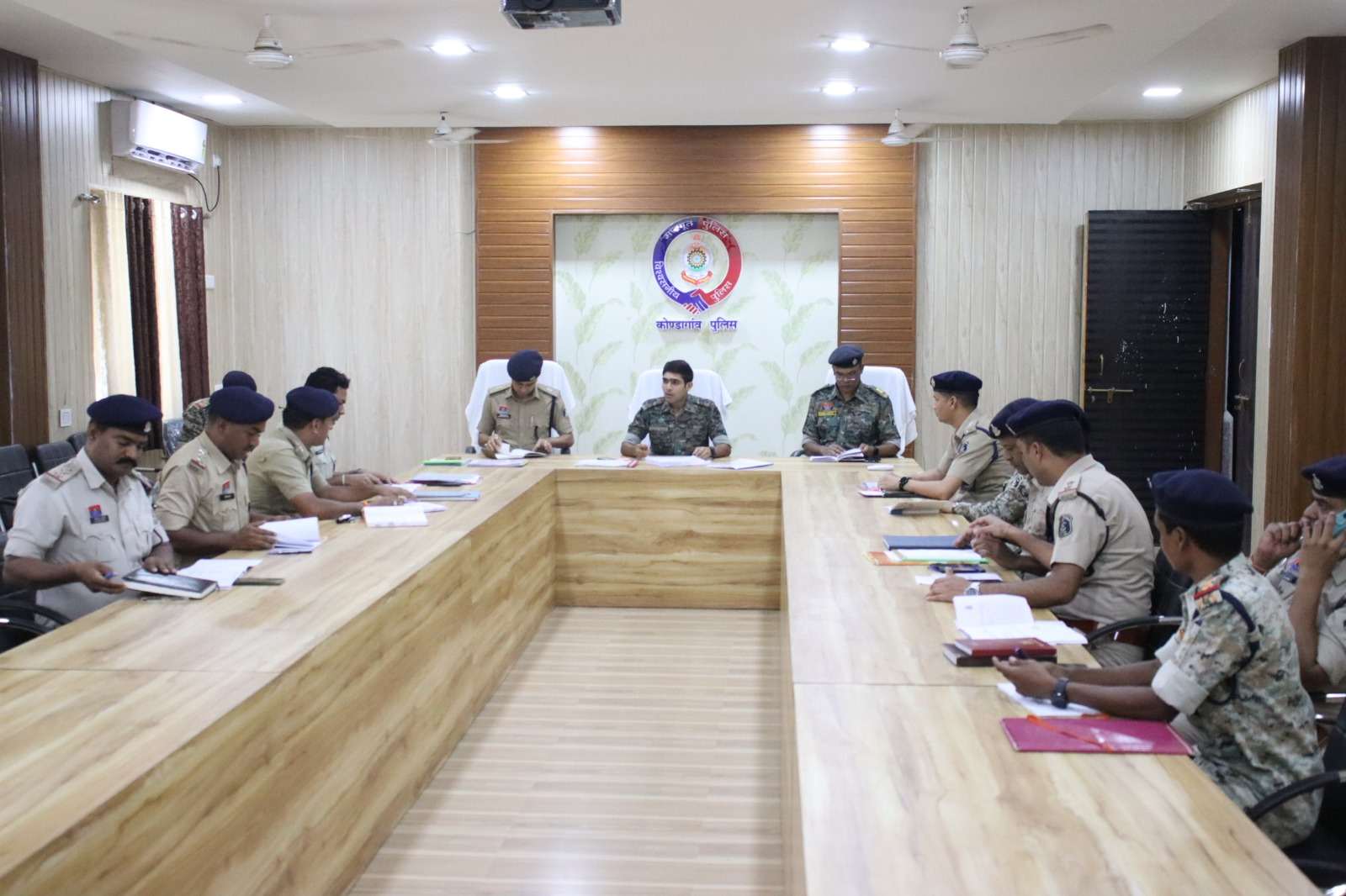 कोण्डागांव में अपराध समीक्षा बैठक, लंबित मामलों पर त्वरित कार्रवाई के निर्देश...