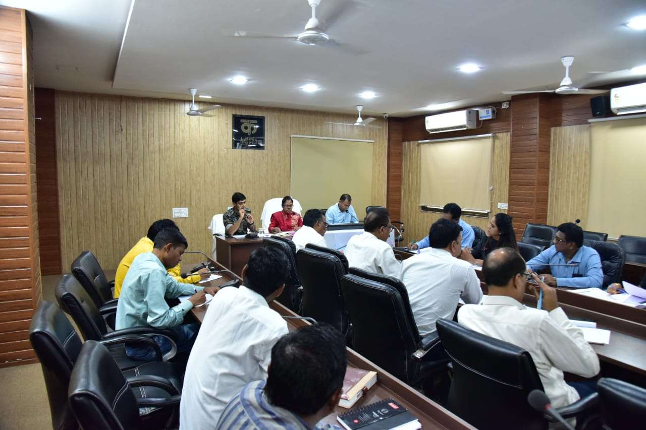 कलेक्टर व एसपी ने यातायात नियमों के कड़ाई से पालन कराने के दिए निर्देश...