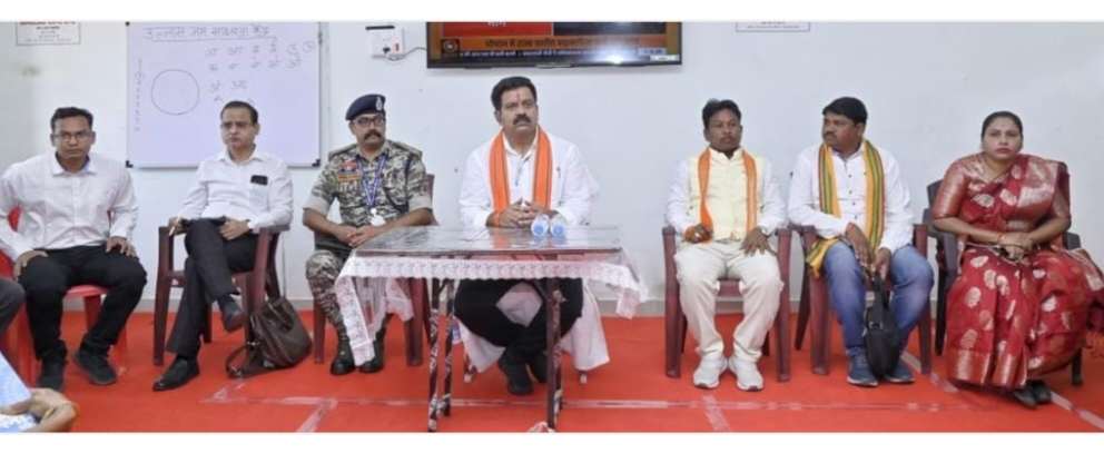 सुकमा- उपमुख्यमंत्री शर्मा ने आत्मसमर्पित नक्सलियों से की मुलाकात, पुनर्वास योजनाओं पर चर्चा...