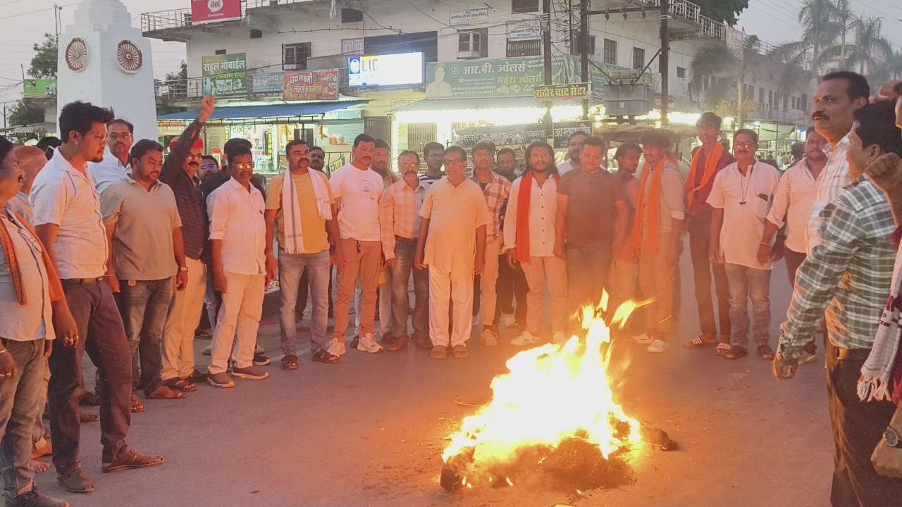 पहलगाम हमले के विरोध में किया गया पुतला दहन..