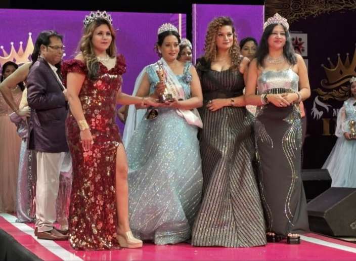 शिक्षिका रश्मि शुक्ला ने सौंदर्य मंच पर लहराया छत्तीसगढ़ का परचम...