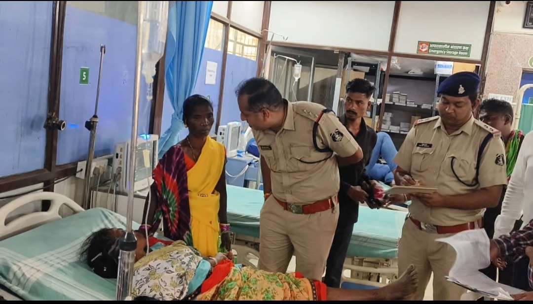 तेज रफ्तार बस ने ट्रैफिक सिग्नल पर खड़ी बाइक को मारी टक्कर, एक की मौत, तीन गंभीर घायल...