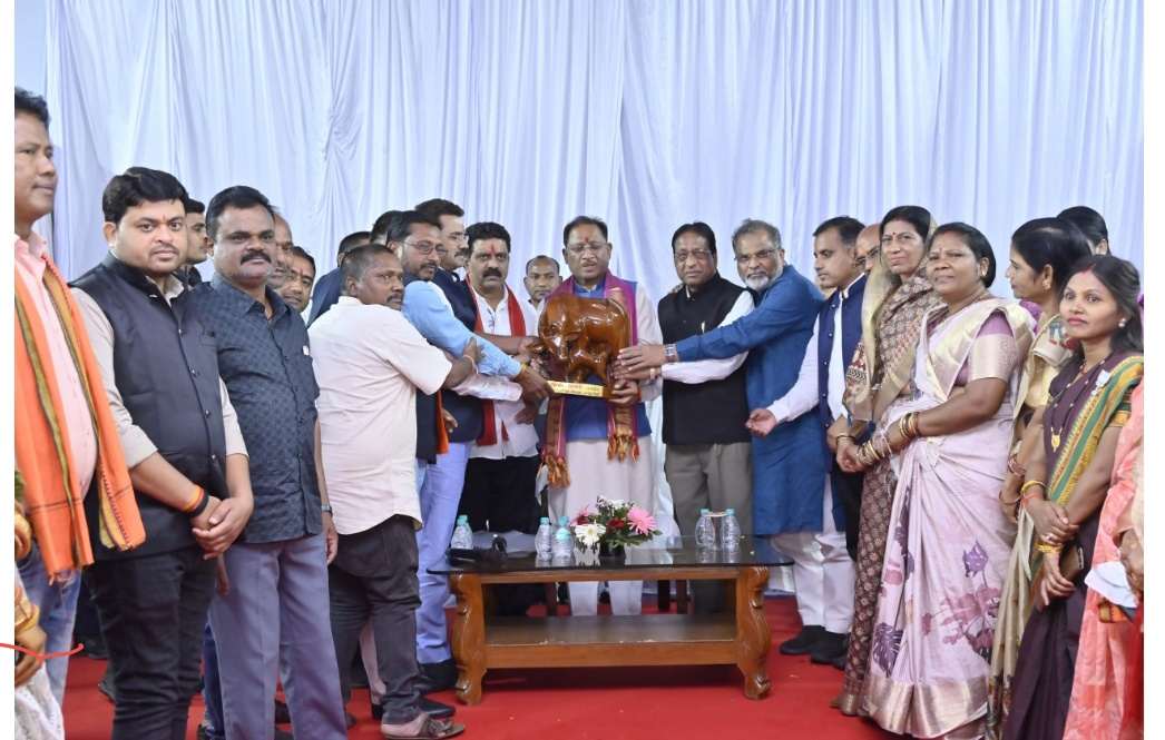मुख्यमंत्री साय से विभिन्न समाज के प्रतिनिधिमंडल ने की सौजन्य भेंट मांगों और समस्याओं से कराया अवगत...