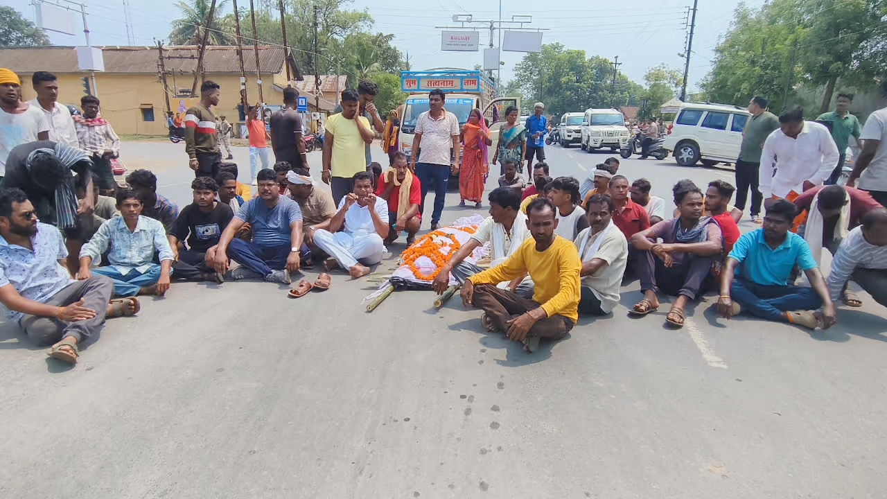 कांग्रेस नेता की मौत, गुस्साए लोगों ने रोकी सड़क –देर से जागी पुलिस ने दूसरे दिन दर्ज की हत्या की FIR"