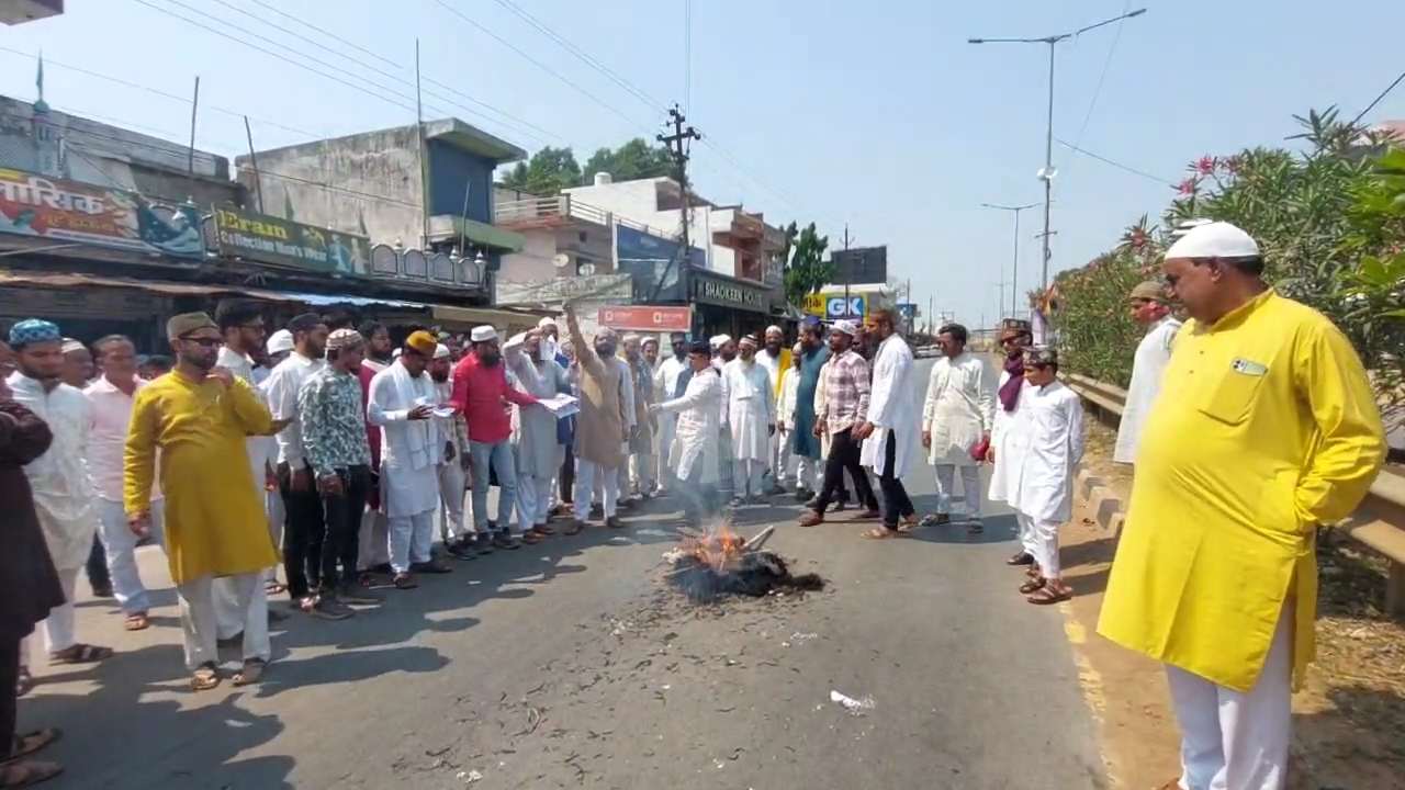 मस्जिद के सामने आतंकवाद का पुतला फूंका, पाकिस्तान के खिलाफ नारेबाजी